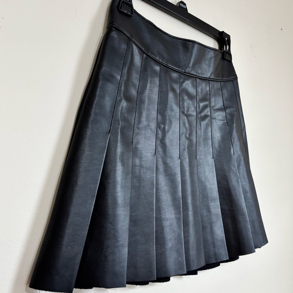 Abercrombie & Fitch vegan leather black pleated preppy mini skirt women XS / W26 - Picture 6 of 16